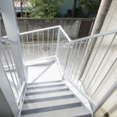 階段部分　ノンスキッドというすべり止めが施工されています。