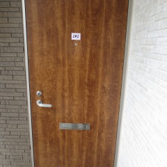 玄関ドア　標準でこの木目の玄関ドアが選択できます。