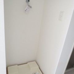 室内洗濯機置場　蛇口も最新式のものが使われています。