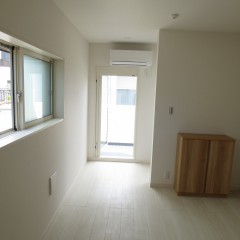 室内２　床はホワイトで建具はナチュラル色を使用しています。