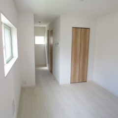 室内１　床はホワイトで建具はナチュラル色を使用しています。