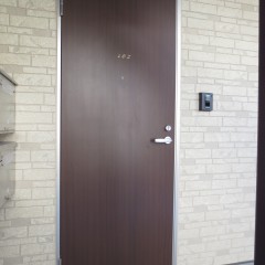 玄関ドア　木目調の物が標準で採用されています。